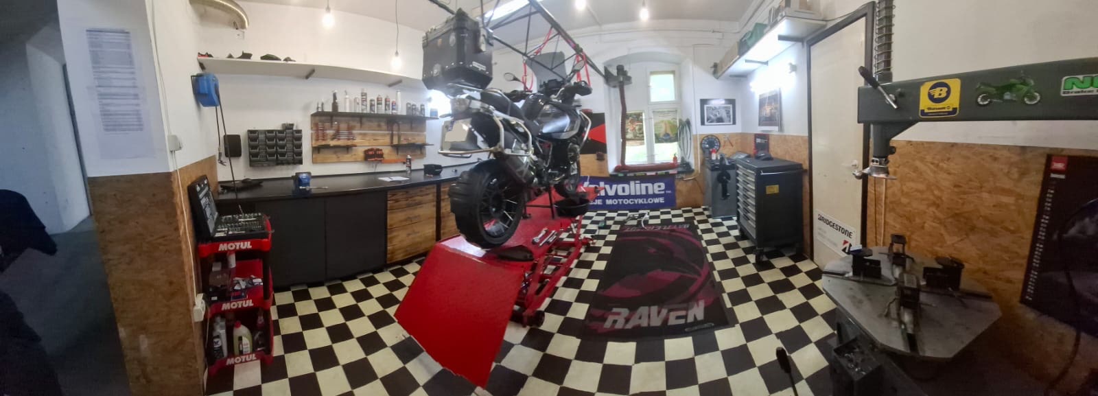 Serwis motocyklowy - motocykl na podnośniku