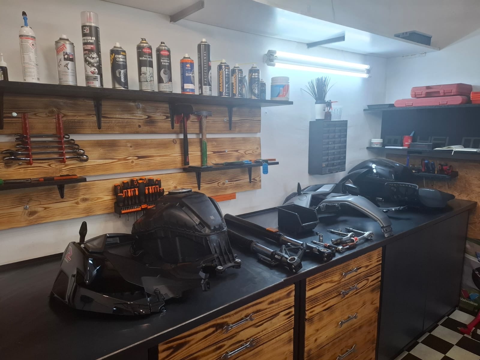 Serwis motocyklowy - stanowisko z narzędziami