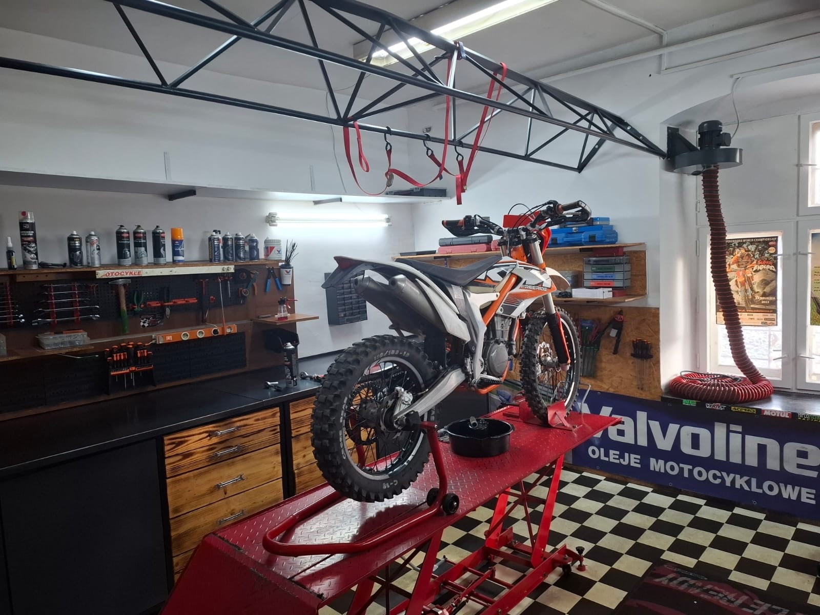 Serwis motocyklowy - KTM na podnośniku