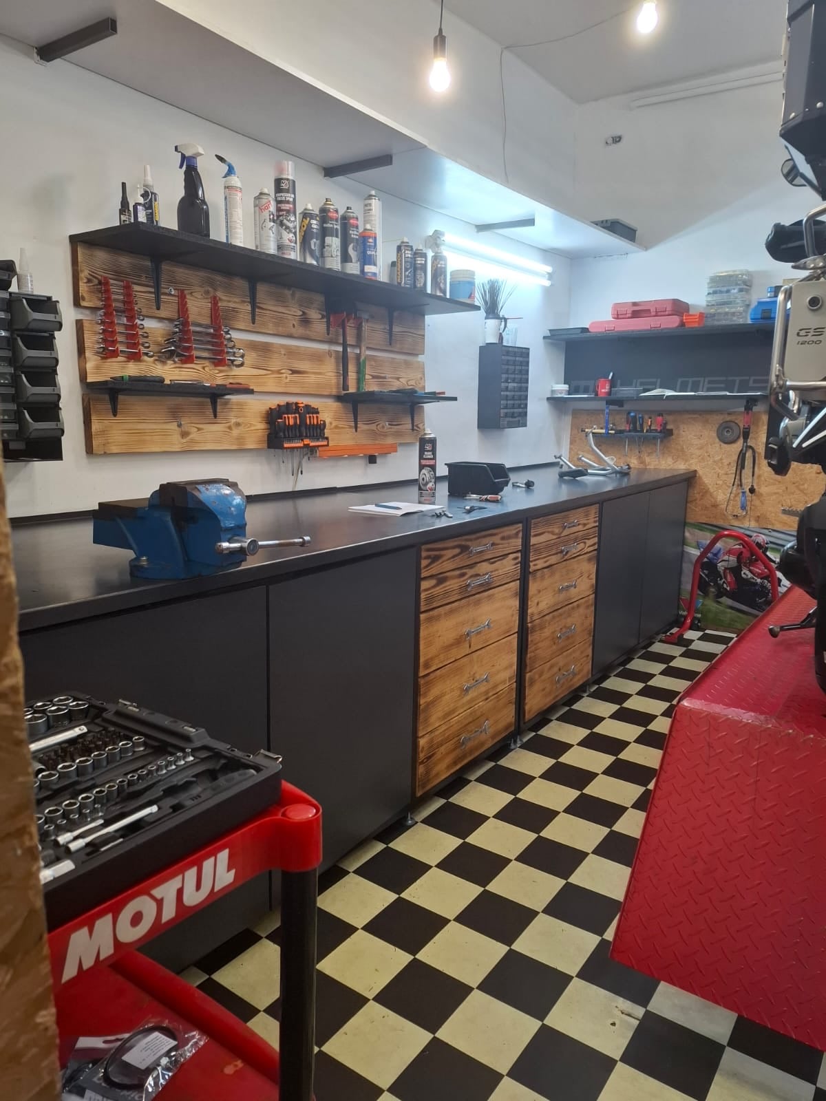 Serwis motocyklowy - warsztat i narzędzia