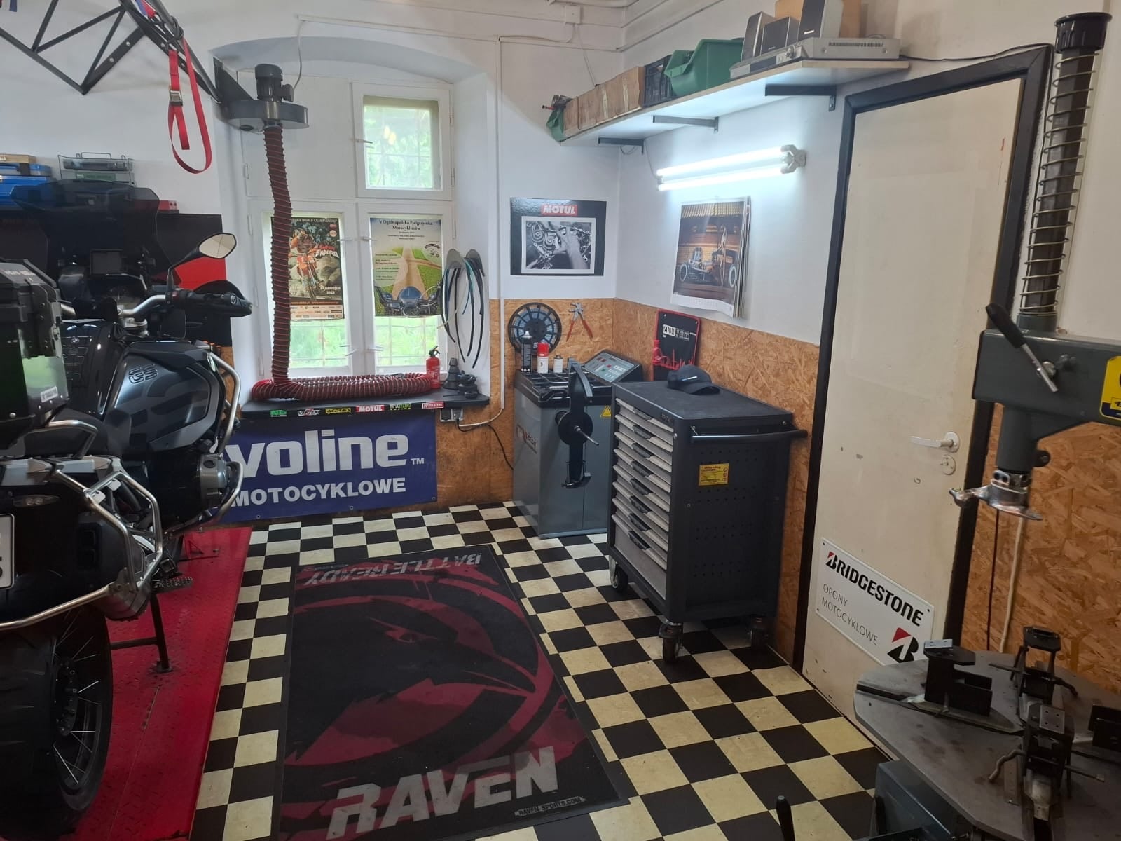 Serwis motocyklowy - wyposażenie warsztatu