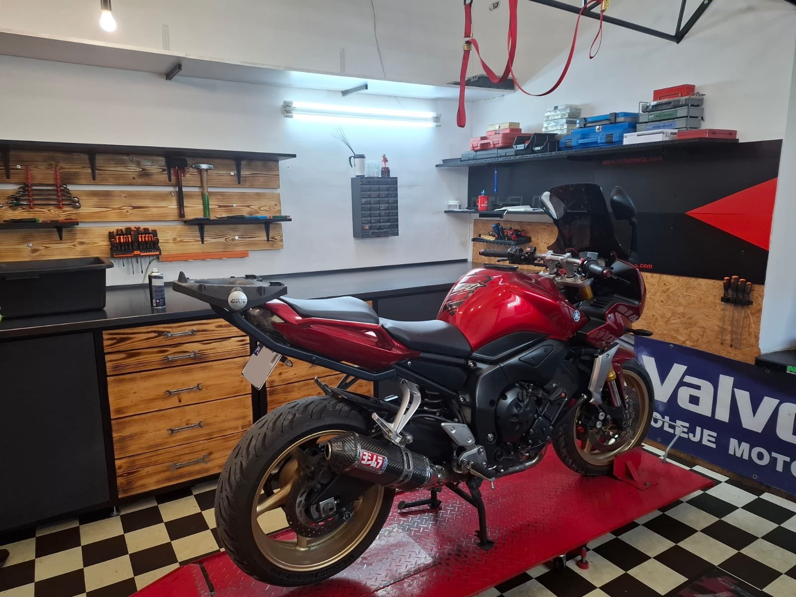 Serwis motocyklowy - czerwony motocykl Yamaha